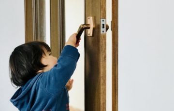 ドアを開ける子供