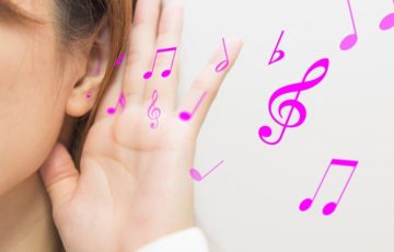 音楽を聴く女性