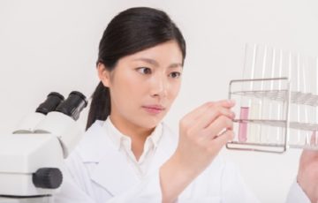 化学の女性アイキャッチ